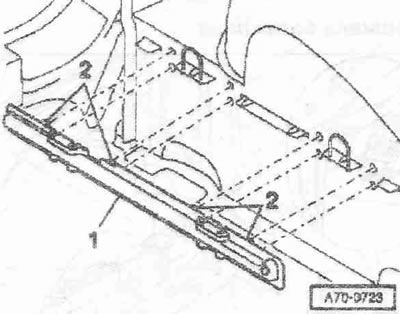 Отстранете облицовката на носещата част на багажника «1» от скобите «2» (8x).