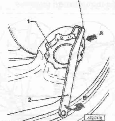 Otáčajte kolieskom nastavenia chrbtovej opierky «1», kým nebude zozadu viditeľný zámok…
