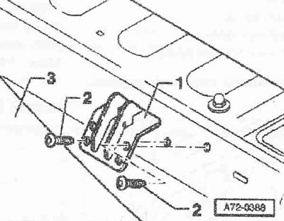 Свалете задната седалка. Сгънете назад постелка «3». Развийте винтовете «2» (2 бр.), момент на…