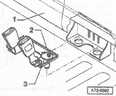 Свалете задната седалка. Развийте винта Hoistfix «2». Сменяйте винта Horstfix след всяко…