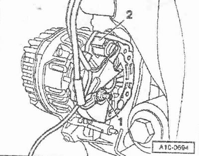 Развийте болтовете за закрепване на генератора «1» и «2».
