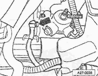 Развийте горната гайка «стрелка» на капака на стартера.