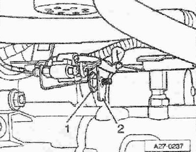 Свалете капака на стартера нагоре. Изключете съединителя на клема 50 «поз. 1» на тяговото реле.…