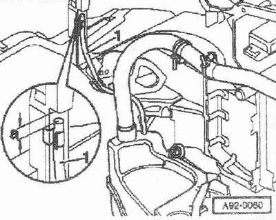 Монтажът се извършва в обратен ред, като се има предвид следното: маркучът за вода трябва да бъде…