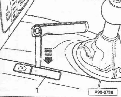 Vypnite zapaľovanie a vytiahnite kľúč zapaľovania. Odistite celkom 4 upevňovacie jazýčky krytu «1»…
