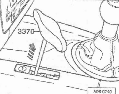 Odstráňte prepínač zo «šípky» stredovej konzoly pomocou hlavného kľúča «3370». Odpojte konektor.