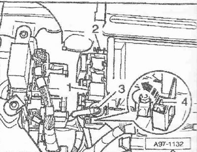 Развийте гайката «3» от «положителния» проводник. Разблокирайте скобите «2» и «4» и извадете блока…