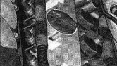 Priestor pod kapotou: plniaca zátka oleja