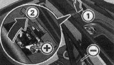 Priestor pod kapotou: svorky na pripojenie nabíjačky a štartovacích káblov