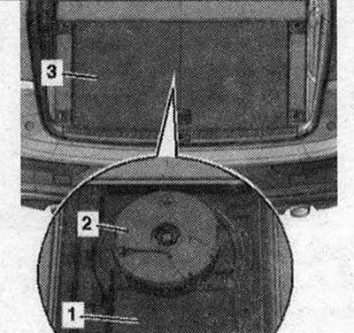 Выключыць запальванне. Выняць дно багажніка «3». Зняць пры наяўнасці зняць Bassbox «2». Адкруціць…