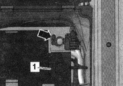 Адкрыць вечка «1» над (-) полюсам АКБ. Адлучыць масавы провад «стрэлка» ад вываду АКБ.