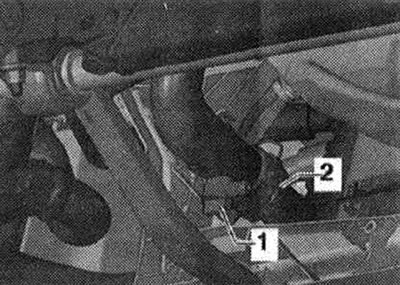 Усталяваць паддон для сэрвісных кранаў «VAS 6208» пад рухавік. Накруціць зліўны кран «1» на штуцэр…