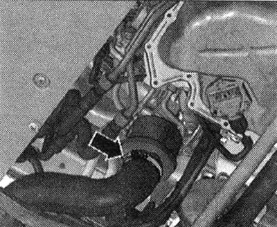 Адлучыць шлангавы заціск «стрэлка», зняць паветраводны шланг і адвесці ў бок.