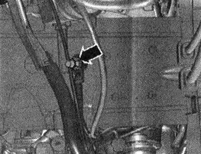 Адкруціць гайку «стрэлка» на правым ланжэроне і вызваліць кабелі масы.