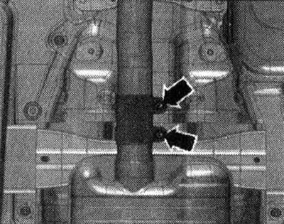 Адкруціць разьбовыя злучэнні «стрэлкі», ссунуць заціскную ўтулку назад.