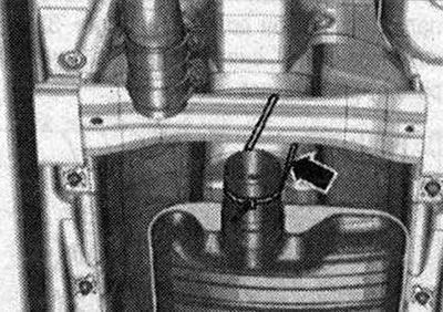 Апусціць трохі пярэдні глушыцель і падвязаць да папярочкі «стрэлка».