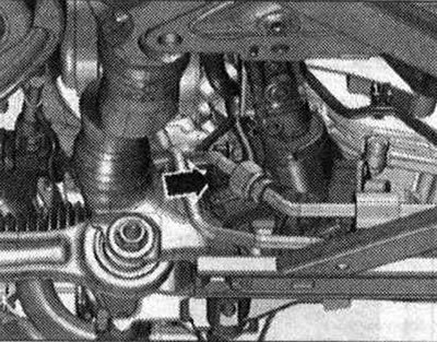 Адлучыць раз'ём «стрэлка» ад рулявога механізму.