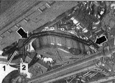 Вызваліць паляць правадоў. Адкруціць балты мацавання «стрэлкі» магістраляў ATF.