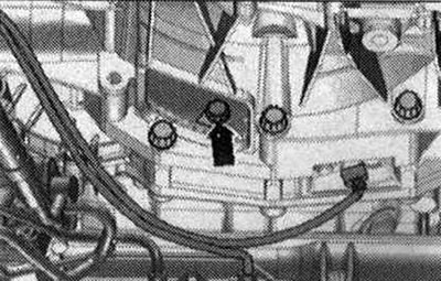 Выкруціць 3 нітаў «стрэлка» кіраванага дыска, для гэтага пракручваць коленвал адпаведна праз 120° у…