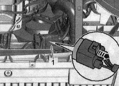 Падвязаць зверху кампрэсар з падлучанымі шлангамі ОЖ да ланжэрана. Выняць электроразъем «1»…