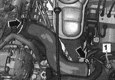 Адлучыць штэкерны раз'ём датчыка ціску наддува «G31» «паз. 1» і вызваліць раз'ём.