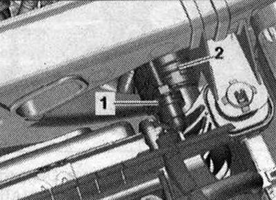 Абкласці помпу агульнага гідраўзмацняльніка з падлучанымі гідраўлічнымі лініямі на ланжэрон. Зняць…