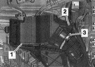 Адлучыць штэкерны раз'ём «2» расходомера паветра «G70». Зняць паветраводны шланг з расходомера…