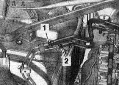 Адлучыць які падае топл. шланг «1», націснуўшы на якое фіксуе кольца. Адлучыць шланг «2» ад…