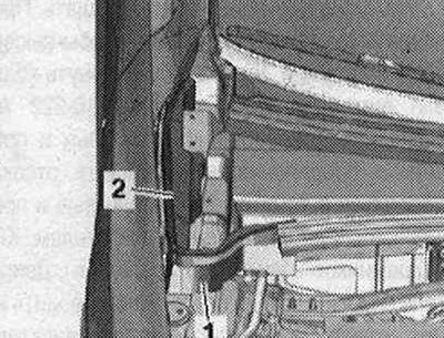 Зняць злева і справа элементы з пенапласту «1» і «2» па кірунку ўверх.