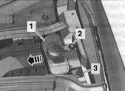 Вывярнуць ніт «2» і гайку «3». Выняць заліўную гарлавіну «1» з заліўной трубкай з бачка…