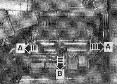 Зняць фіксатары «стрэлка А» і адкрыць вечка «стрэлка Ў» блока кіравання рухавіка.