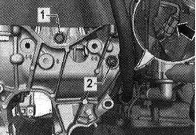 Адкруціць злева і справа балты «1» падушкі рухавіка. Вывярнуць гайку «2» і зняць кранштэйны…