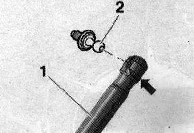 На «стрэлку» увагі не звяртаць. Прыпадняць рухавік настолькі, каб вызваліць падушкі рухавіка.…