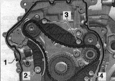 Odstráňte napínač hnacej reťaze vyvažovacieho hriadeľa «1». Odstráňte napínaciu tyč «2». Odstráňte…