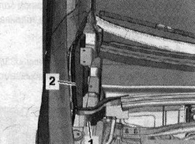 Отстранете пенопластовите елементи «1» и «2» отляво и отдясно в посока нагоре.