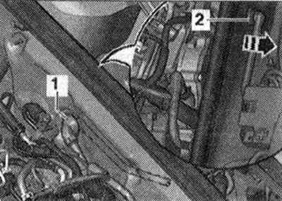 Отстранете вакуумната тръба «1» от крайната стена на кутията за изтичане на вода, за да направите…