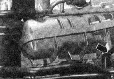 Развийте скобата на тръбопровода на охлаждащата течност «стрелка».