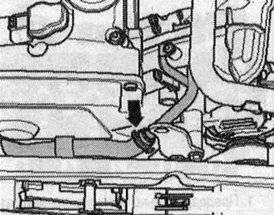 Изключете маркуча на охладителната система «стрелка».