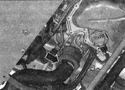 Разкачете скобата за маркуч «стрелка», извадете маркуча на въздуховода и го оставете настрана.