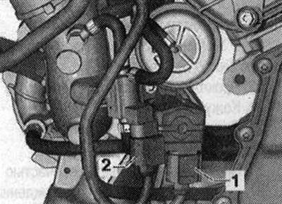 Изключете съединителите «1 и 2» и освободете електрическото окабеляване.