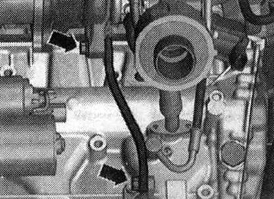 Развийте болтовете «стрелка» и свалете опората на турбокомпресора.