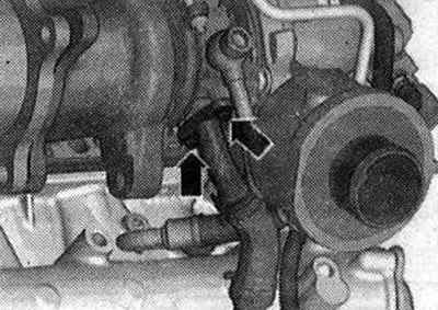 Развийте болтовете «стрелка» на тръбата за източване на маслото.