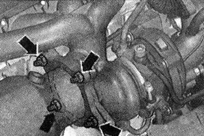 Развийте гайките «стрела» и преместете катализатора назад.