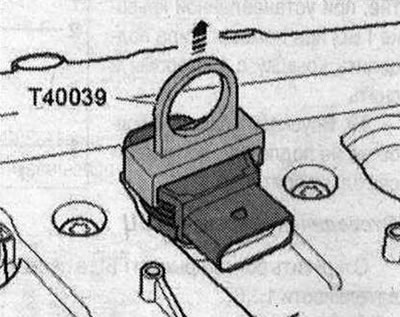Выняць шпулькі запальвання здымнікам «Т40039». Выкруціць свечкі запальвання свячным ключом «3122…