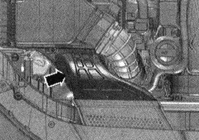 Приведете в сервизно положение. Свалете капака на двигателя. Отстранете въздуховода «стрелка».