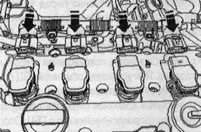 Отключете щепселите «стрелка» и изключете всички щепсели от бобините за запалване едновременно.