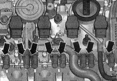 Отстранете бобините на запалването с помощта на дърпача «T40039». Отстранете регулиращите елементи…