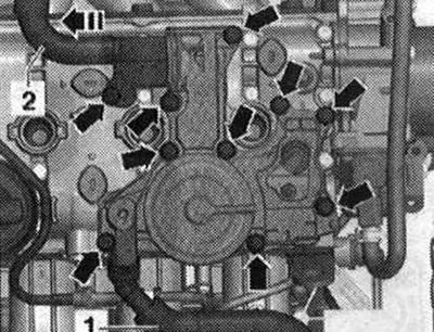 Изключете маркуча на системата за вентилация на картера на двигателя «1». Развийте болтовете…