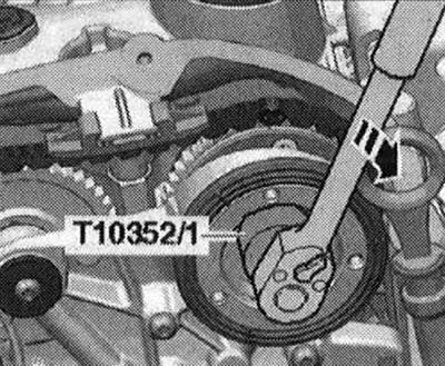 Разпределителният вентил е с лява резба. Отстранете разпределителния вентил с помощта на инструмент…