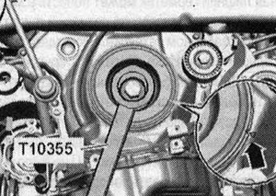 Завъртете амортисьора на усукващи вибрации с противоположната опора «T10355» в положение «стрелка»…